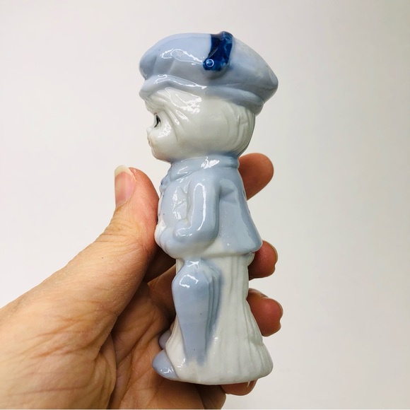 Vintage Holland Dutch Boy Holding Umbrella Porcelain Blue and White Figurine - Picture 5 of 6
